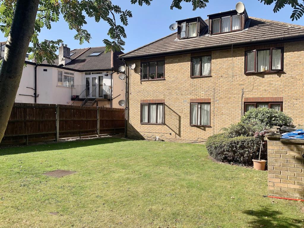 Lot: 84 - TENANTED ONE-BEDROOM FIRST FLOOR FLAT - 